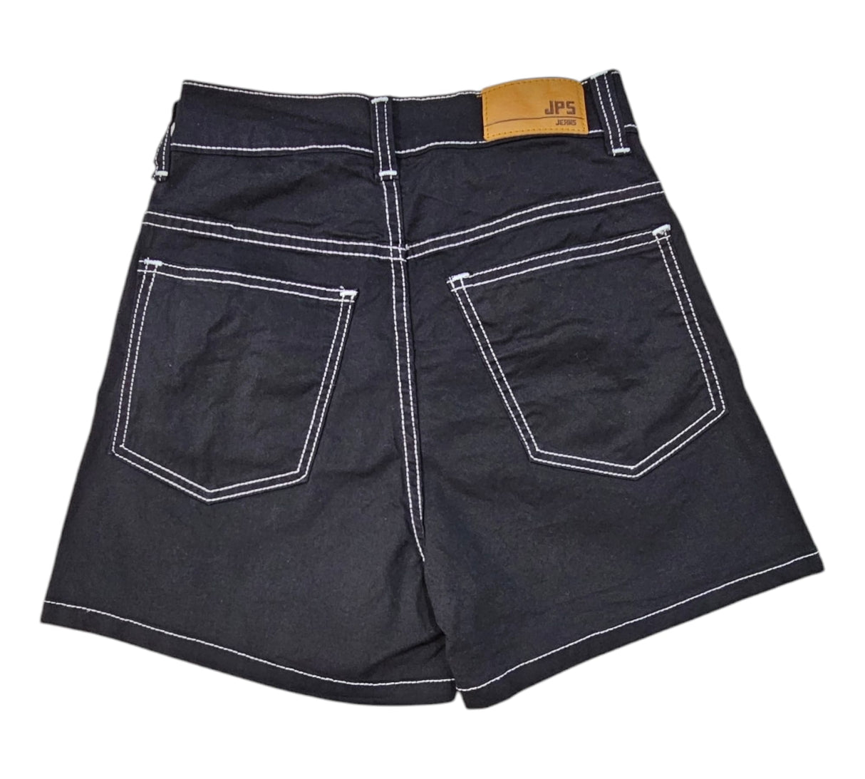 Short en negro con hilo blanco