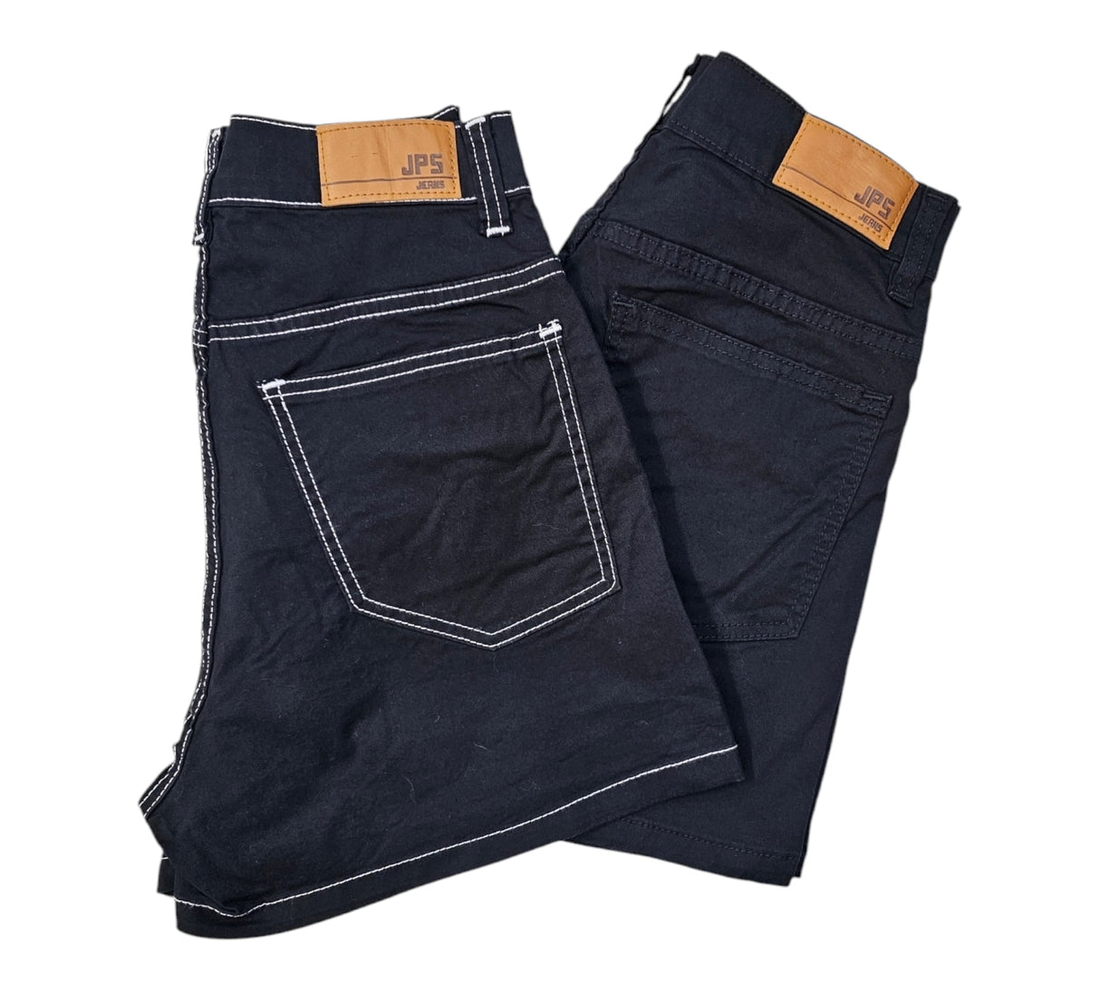 Short en negro con hilo blanco