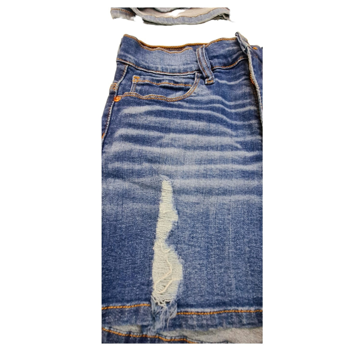 short de jean con bigotes y roturas