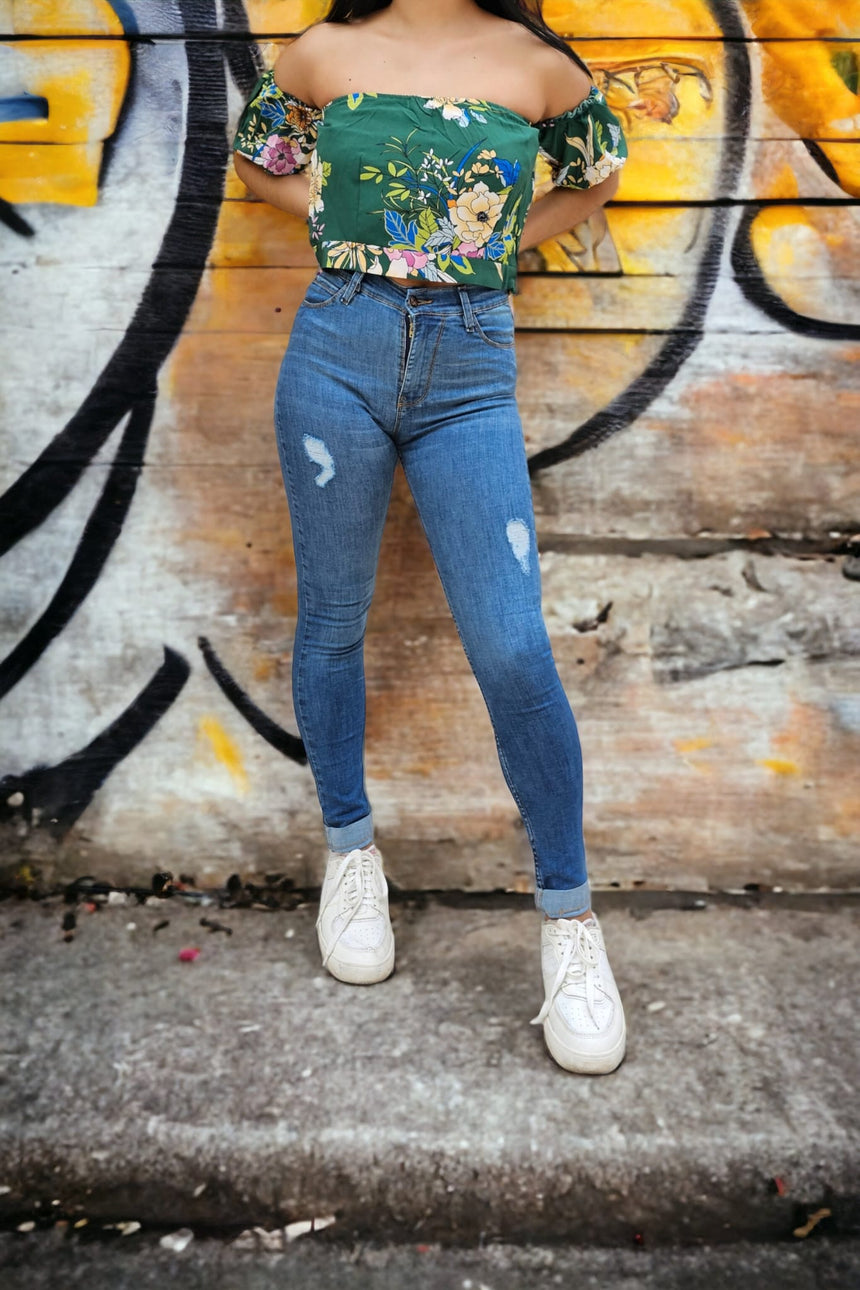 Skinny tiro alto con dobladillo y roturas