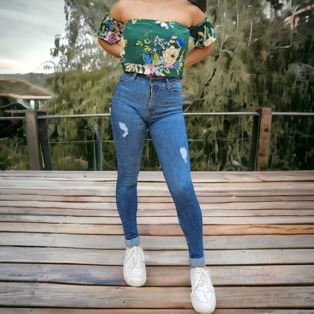 Skinny tiro alto con dobladillo y roturas