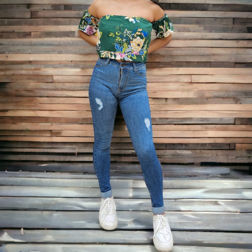 Skinny tiro alto con dobladillo y roturas