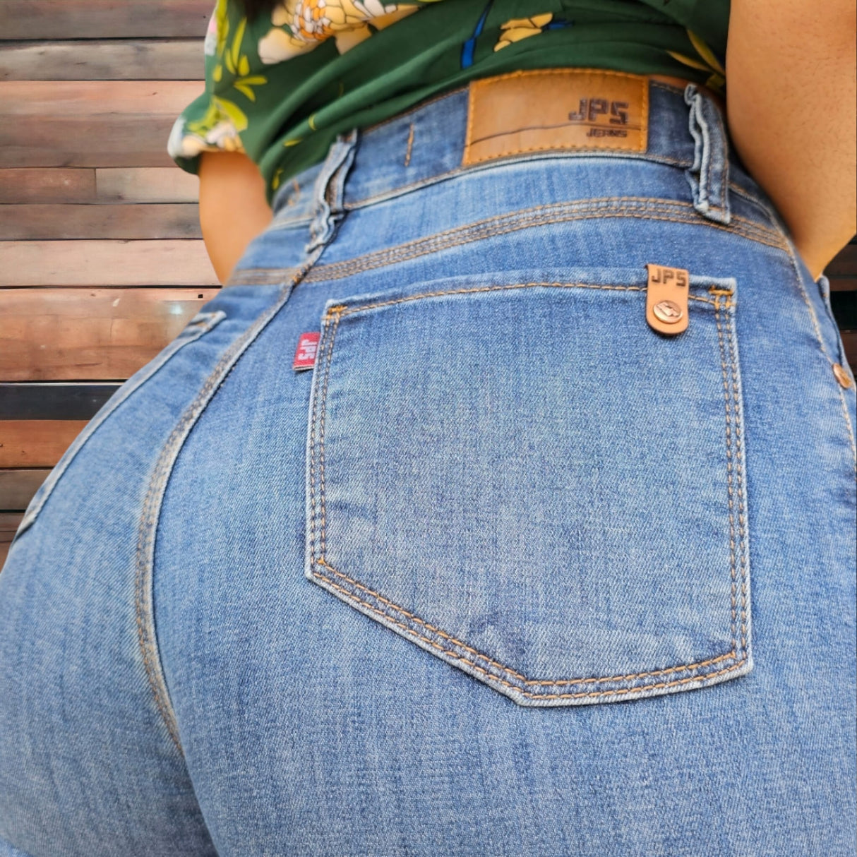 Skinny tiro alto con dobladillo y roturas