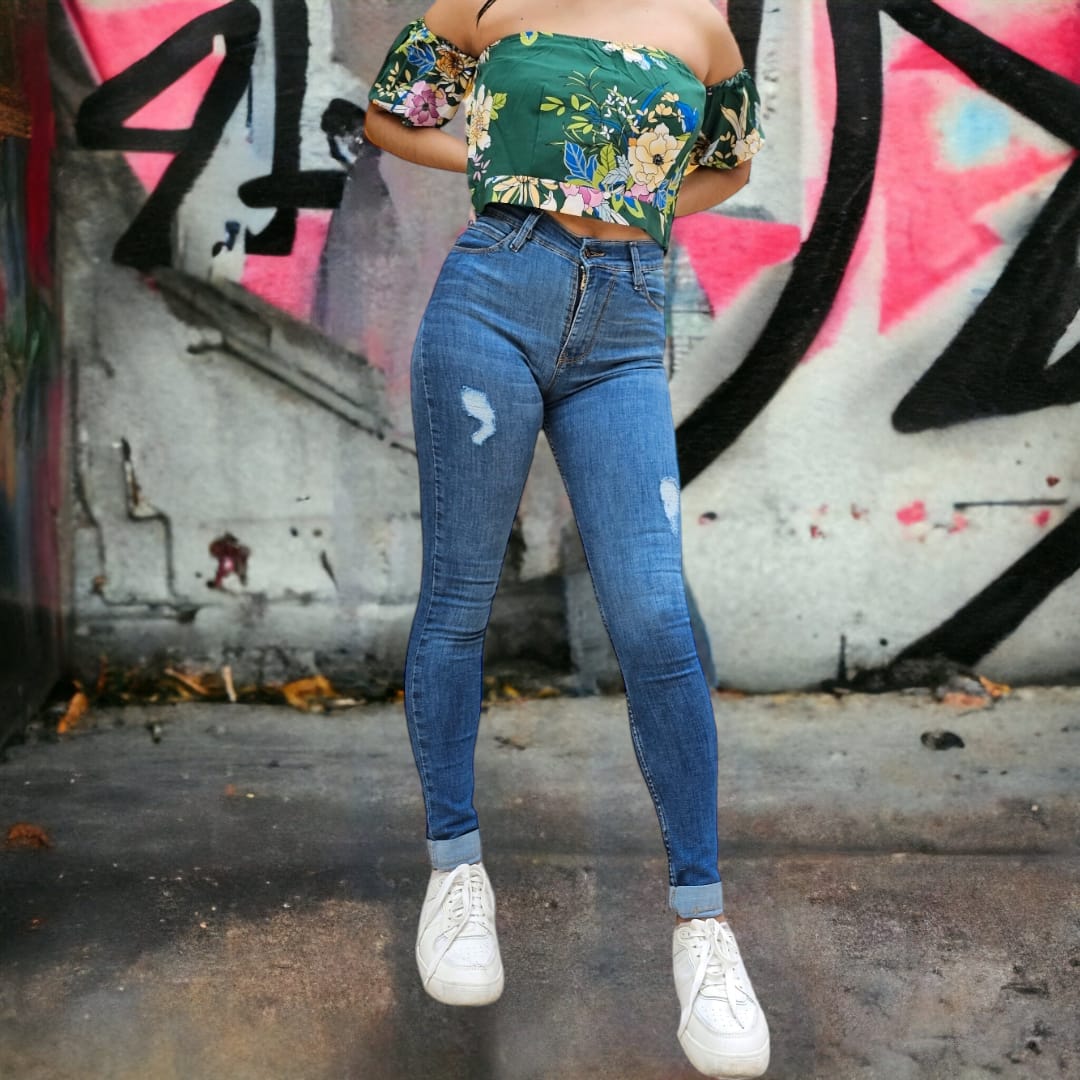 Skinny tiro alto con dobladillo y roturas