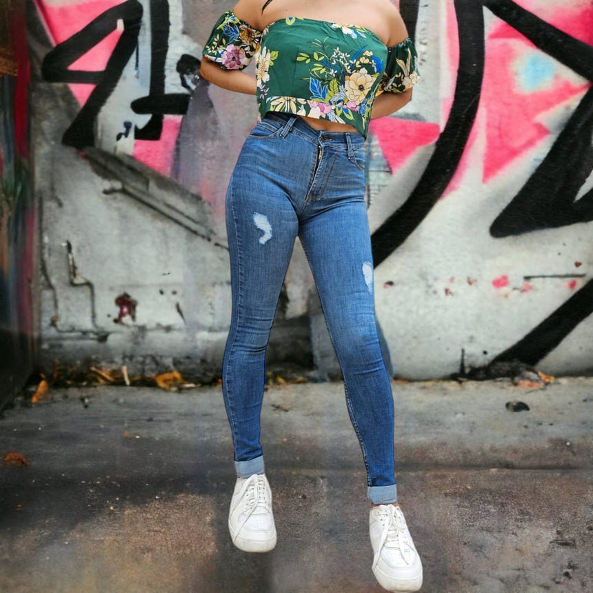 Skinny tiro alto con dobladillo y roturas