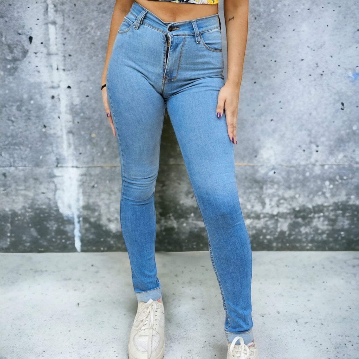 Skinny tiro alto con dobladillo