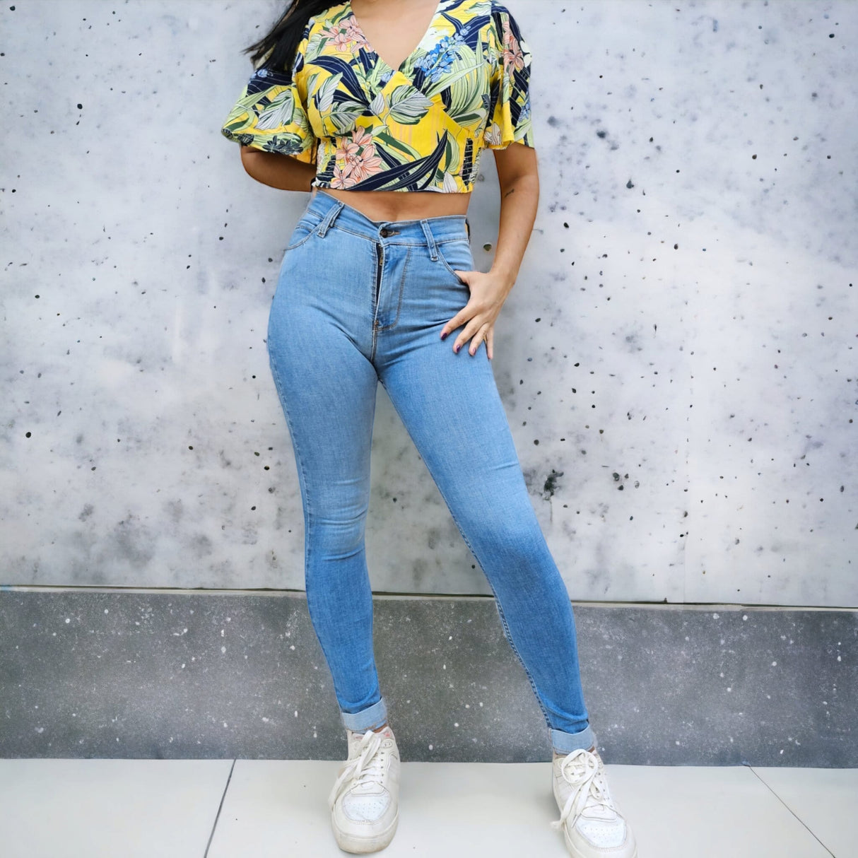 Skinny tiro alto con dobladillo