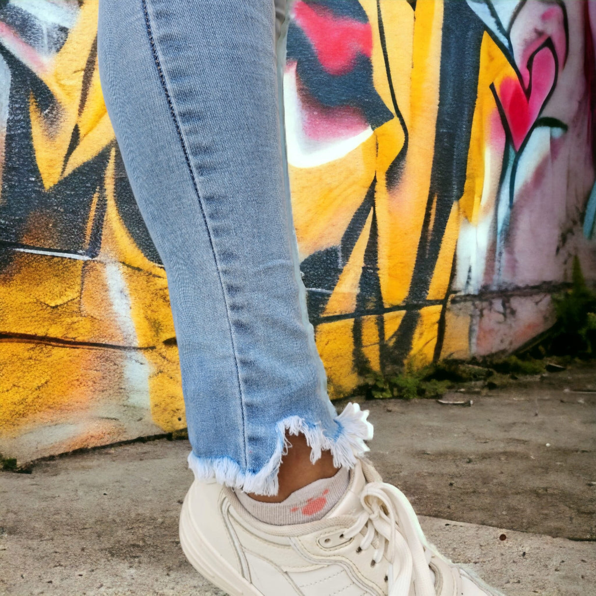 Skinny tiro alto tobillo desflecado