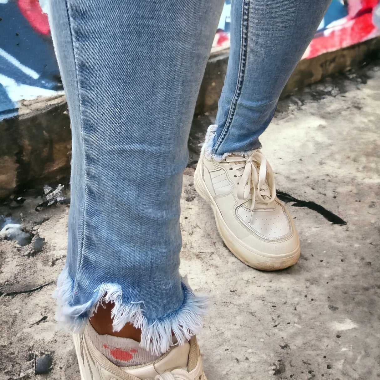 Skinny tiro alto tobillo desflecado