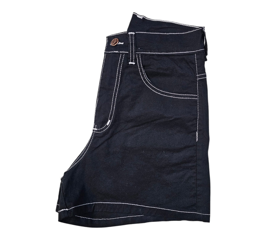 Short en negro con hilo blanco
