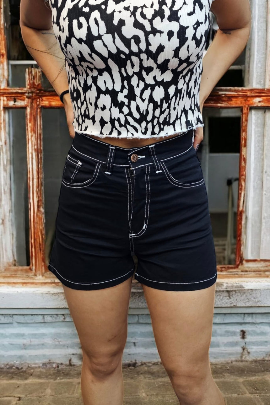 Short en negro con hilo blanco